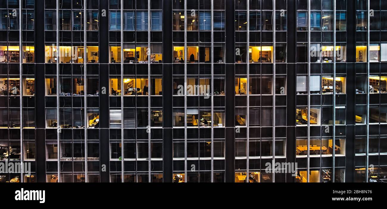 New York City, USA, März 2019, Nahaufnahme von beleuchteten Büros in einem Gebäude in Midtown Manhattan Stockfoto