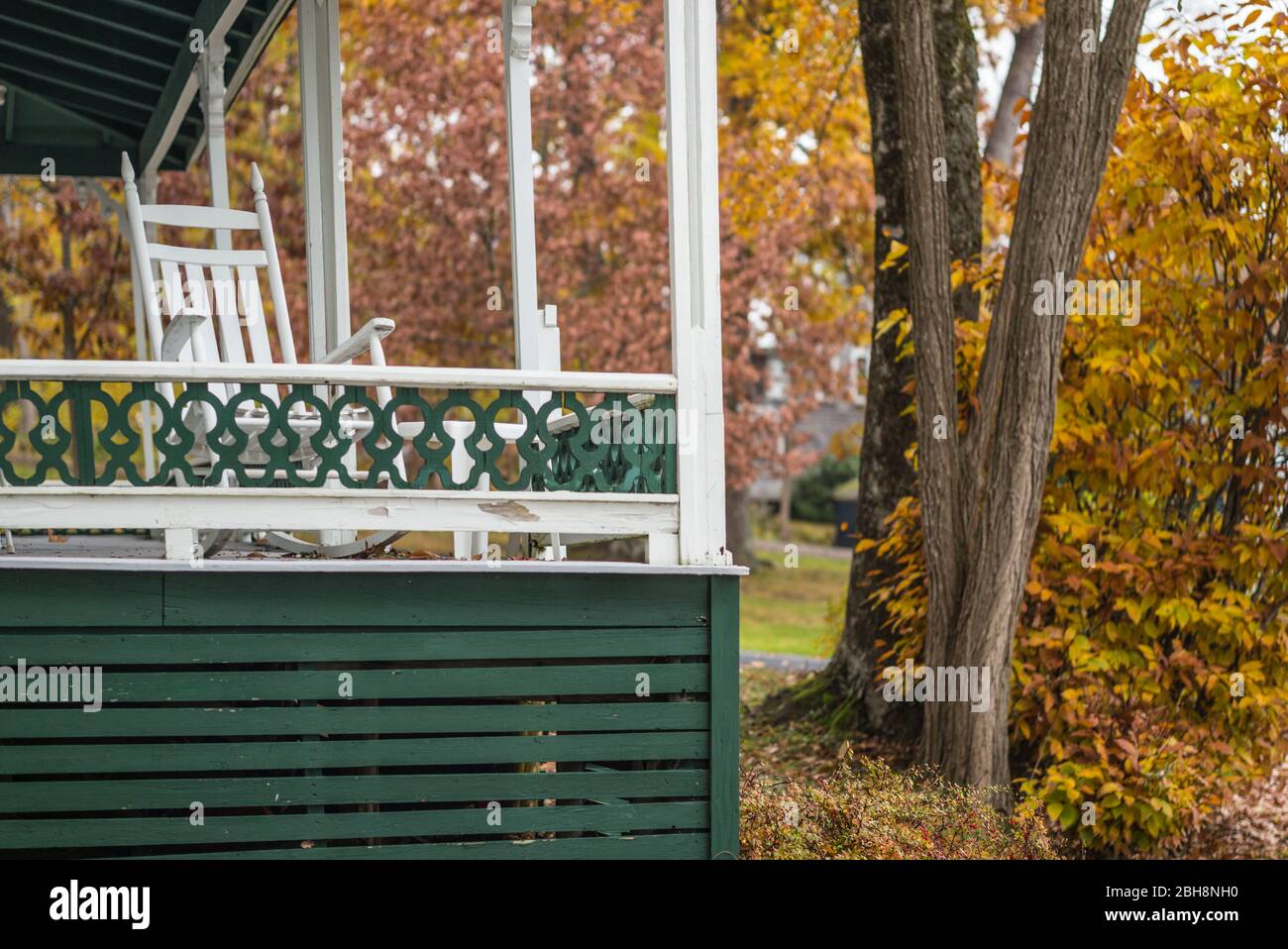 USA, Maine, Bayside, Bayview Cottages, oceanside Gemeinschaft von Cottages im ehemaligen religiösen themed Resort, Veranda, Herbst Stockfoto