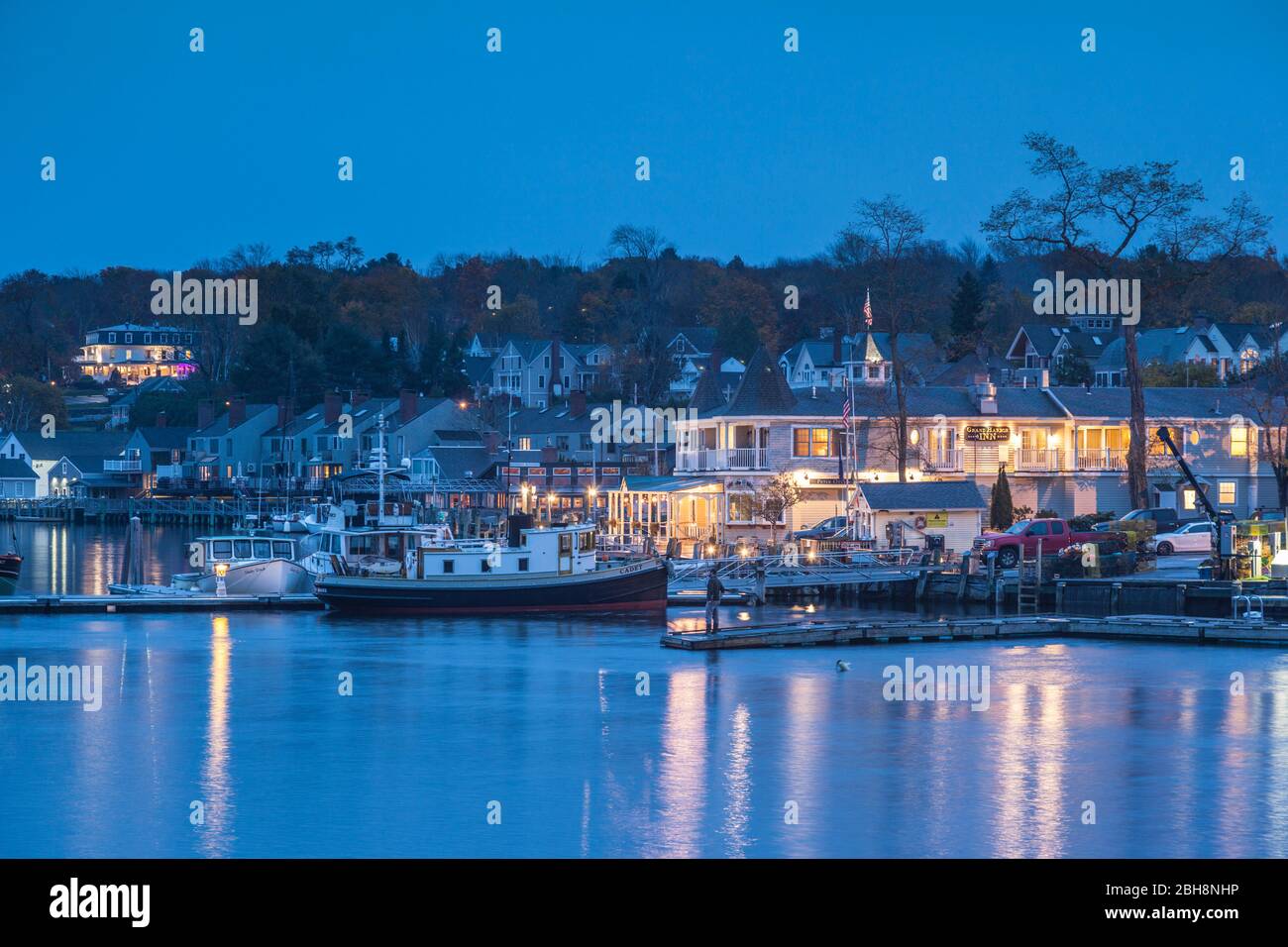 USA, Maine, Camden, Camden Harbor, Herbst, Dämmerung Stockfoto