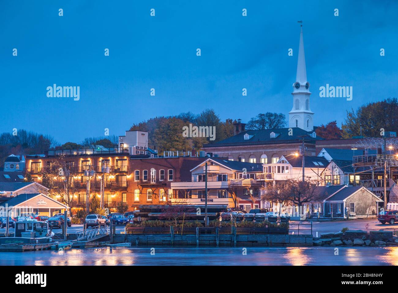 USA, Maine, Camden, Camden Harbor, Herbst, Dämmerung Stockfoto