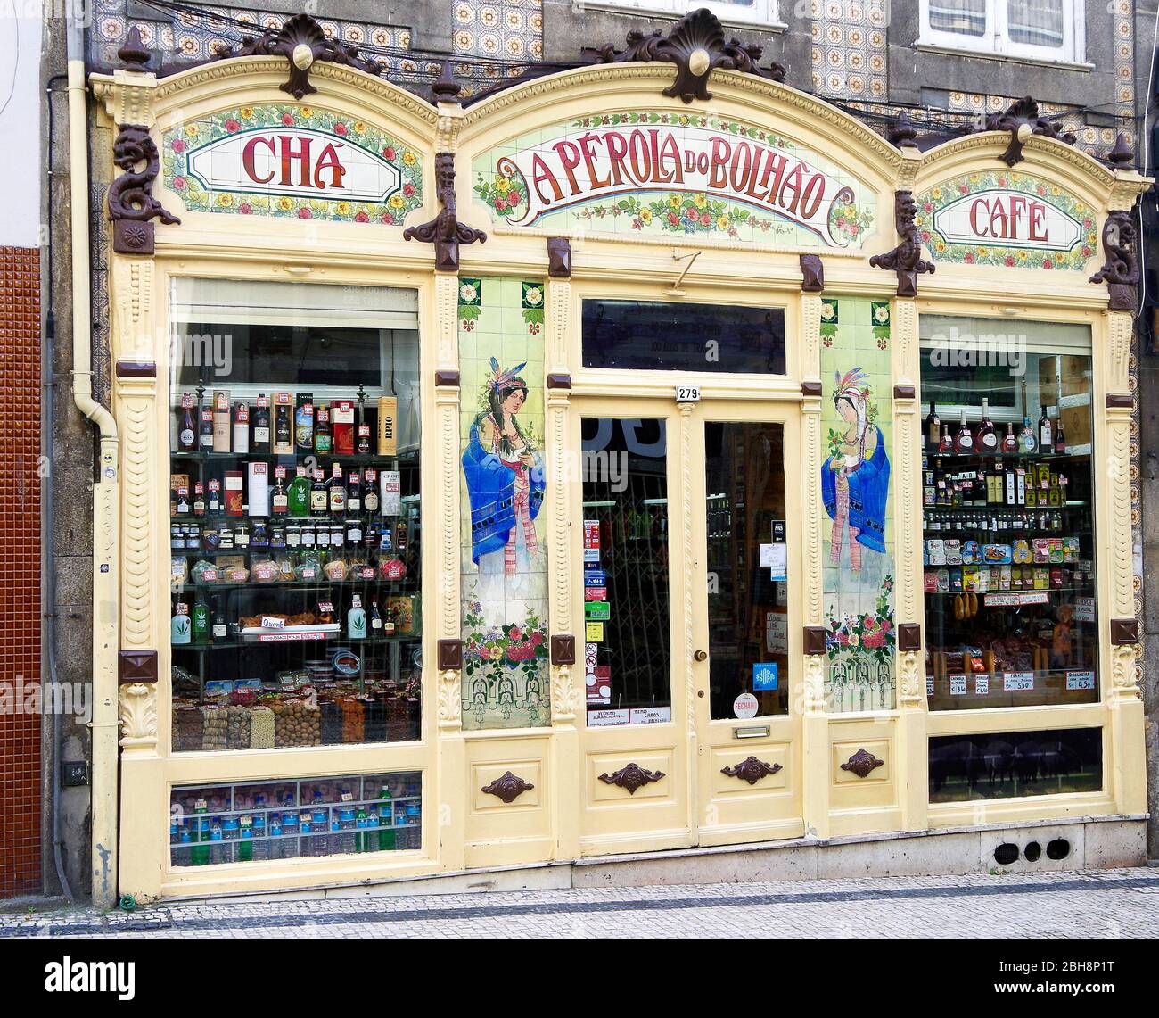 A Perola do Bolhao, die Perle von Bolhao, ein Delikatessengeschäft und Lebensmittelgeschäft, spezialisiert auf portugiesische Produkte, in einem schönen Jugendstilladen von 1917. Stockfoto