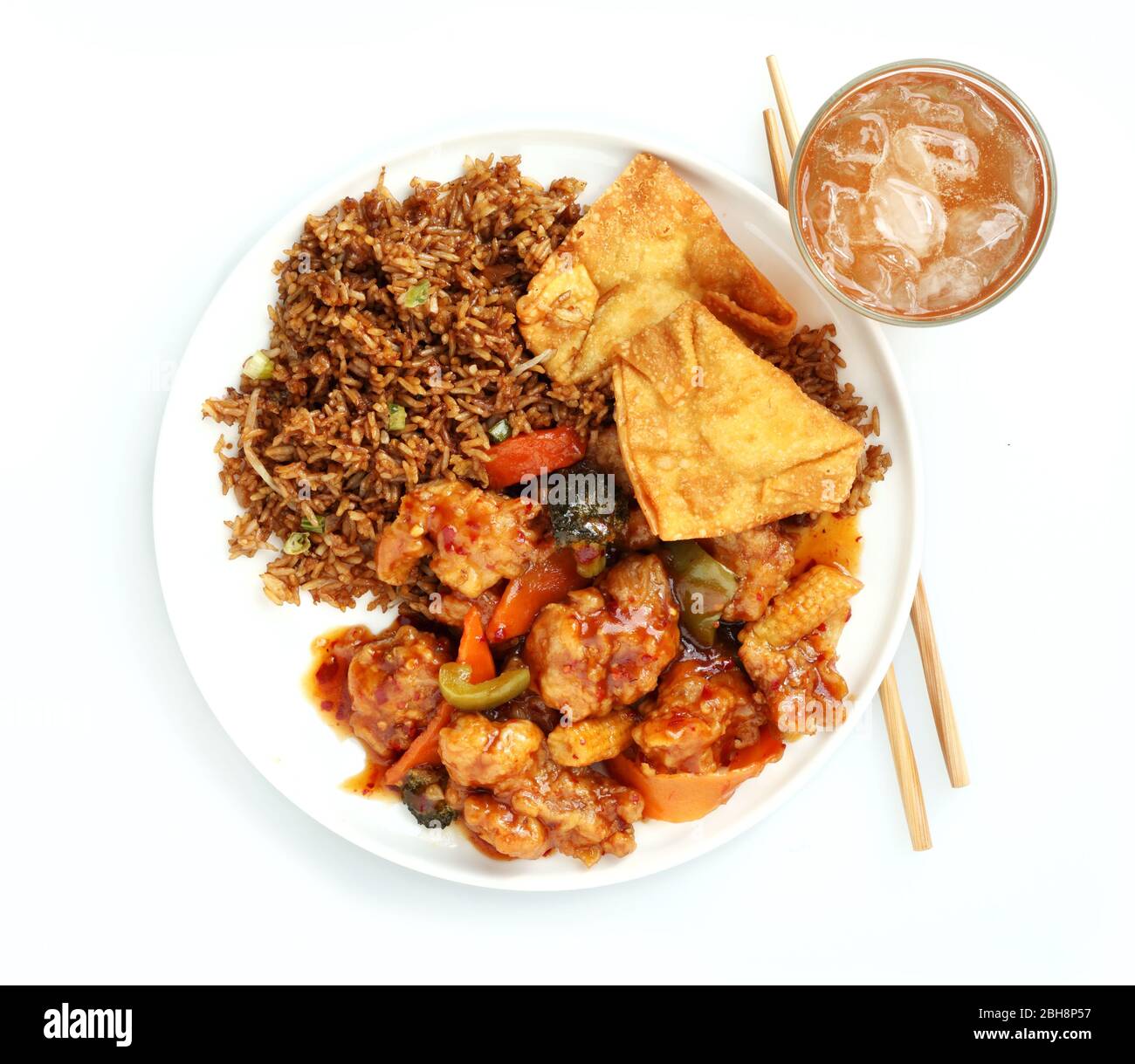 Diese klassische frittierte chinesische Mahlzeit kann köstlich sein, ist aber ein Beispiel für ungesunde Ernährung Stockfoto