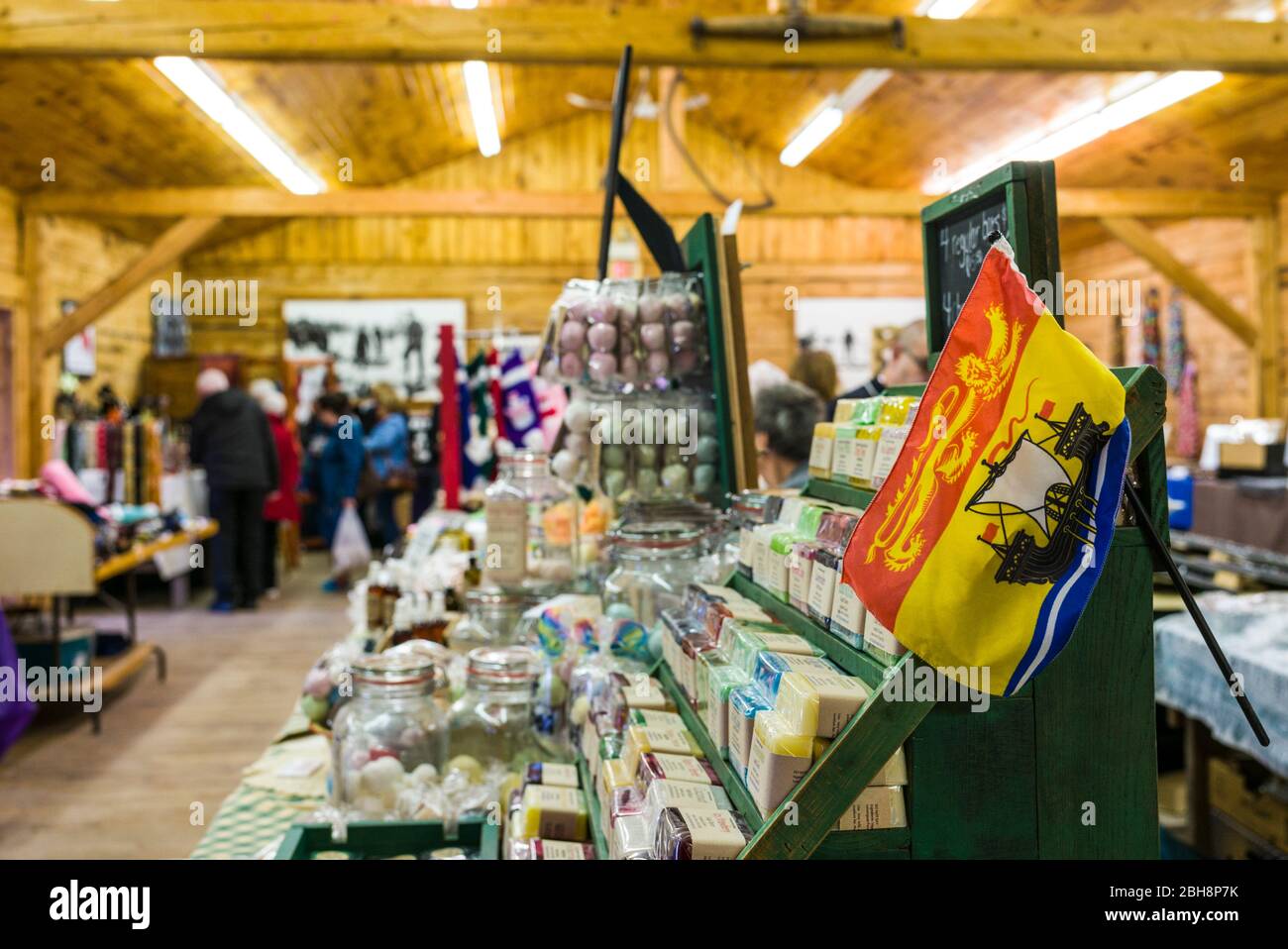 Kanada, New Brunswick, Kennebecasis River Valley, Kingston, Kingston Farmers Market, Kunsthandwerk mit New Brunswick Flagge Stockfoto