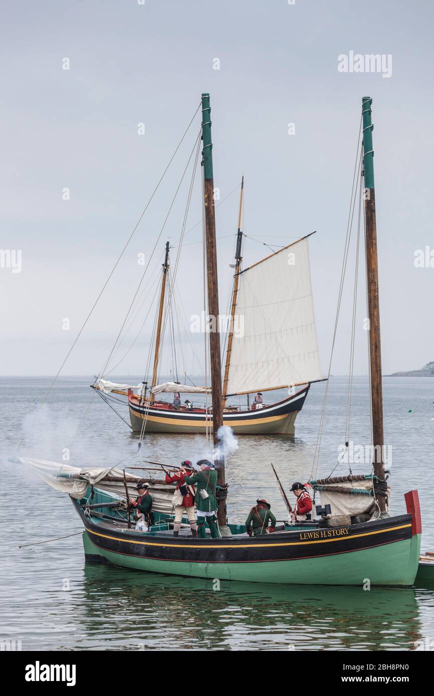 USA, New England, Massachusetts, Cape Ann, Gloucester, Reenactors of the Battle of Gloucester, 8.-9. August 1775, Schlacht überzeugte die Amerikaner von der Notwendigkeit der Schaffung einer amerikanischen Marine gegen die britischen, amerikanischen Revolutionary war-Ära Marineschiffe, NR zu kämpfen Stockfoto