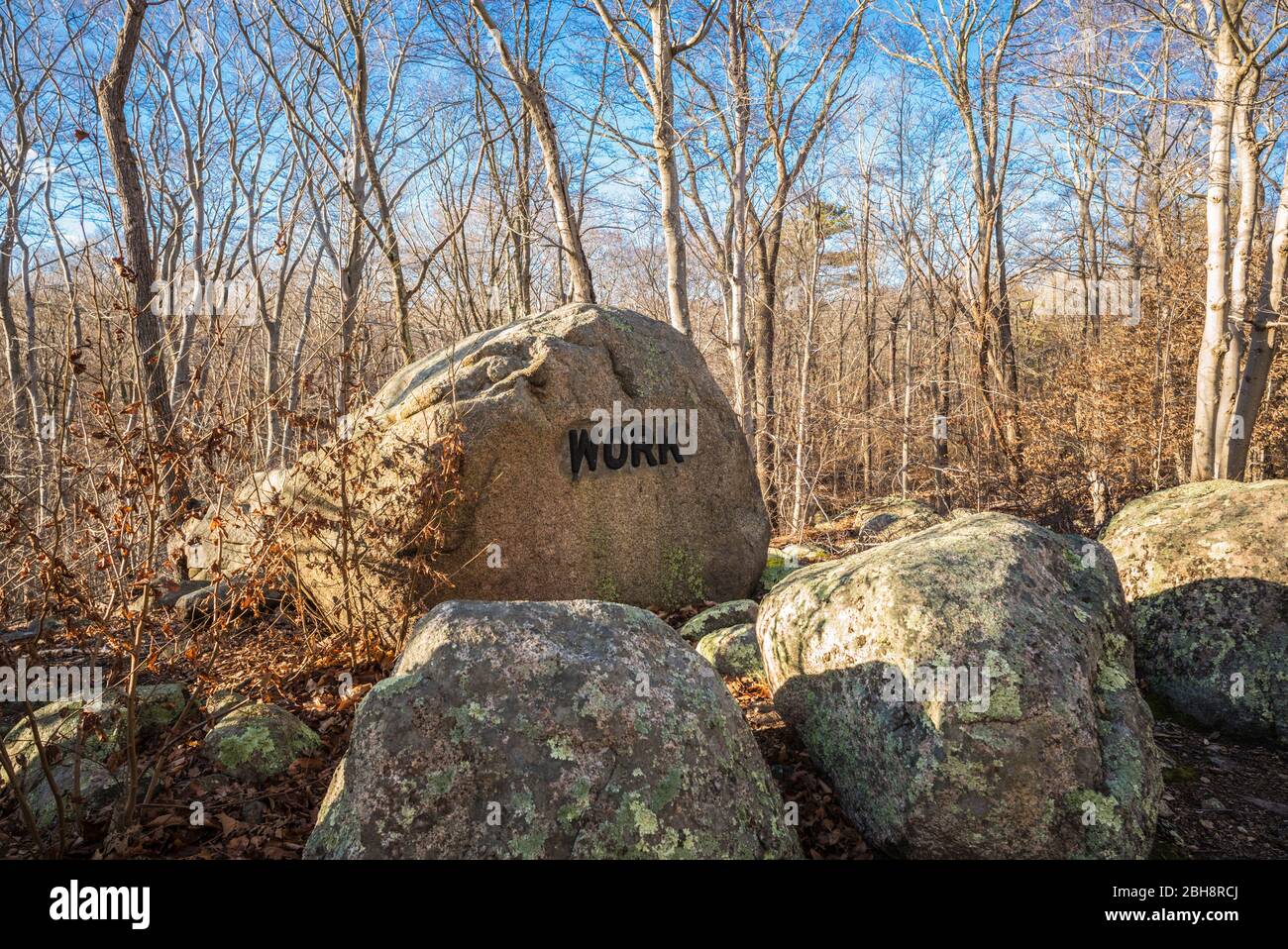 USA, New England, Massachusetts, Cape Ann, Gloucester, Dogtown Rocks, inspirierende Sprichwort auf Felsbrocken in den 1920er Jahren geschnitzt, jetzt in einem öffentlichen Stadtpark, Arbeit Stockfoto