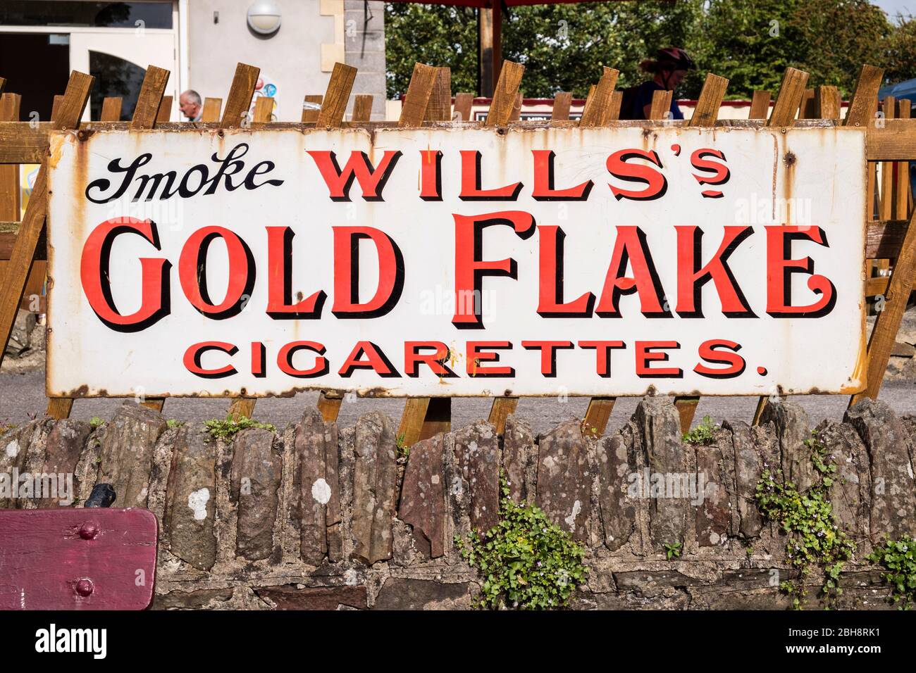 Wills Gold Flake rostig alten Metall Zeichen für Zigaretten Stockfoto