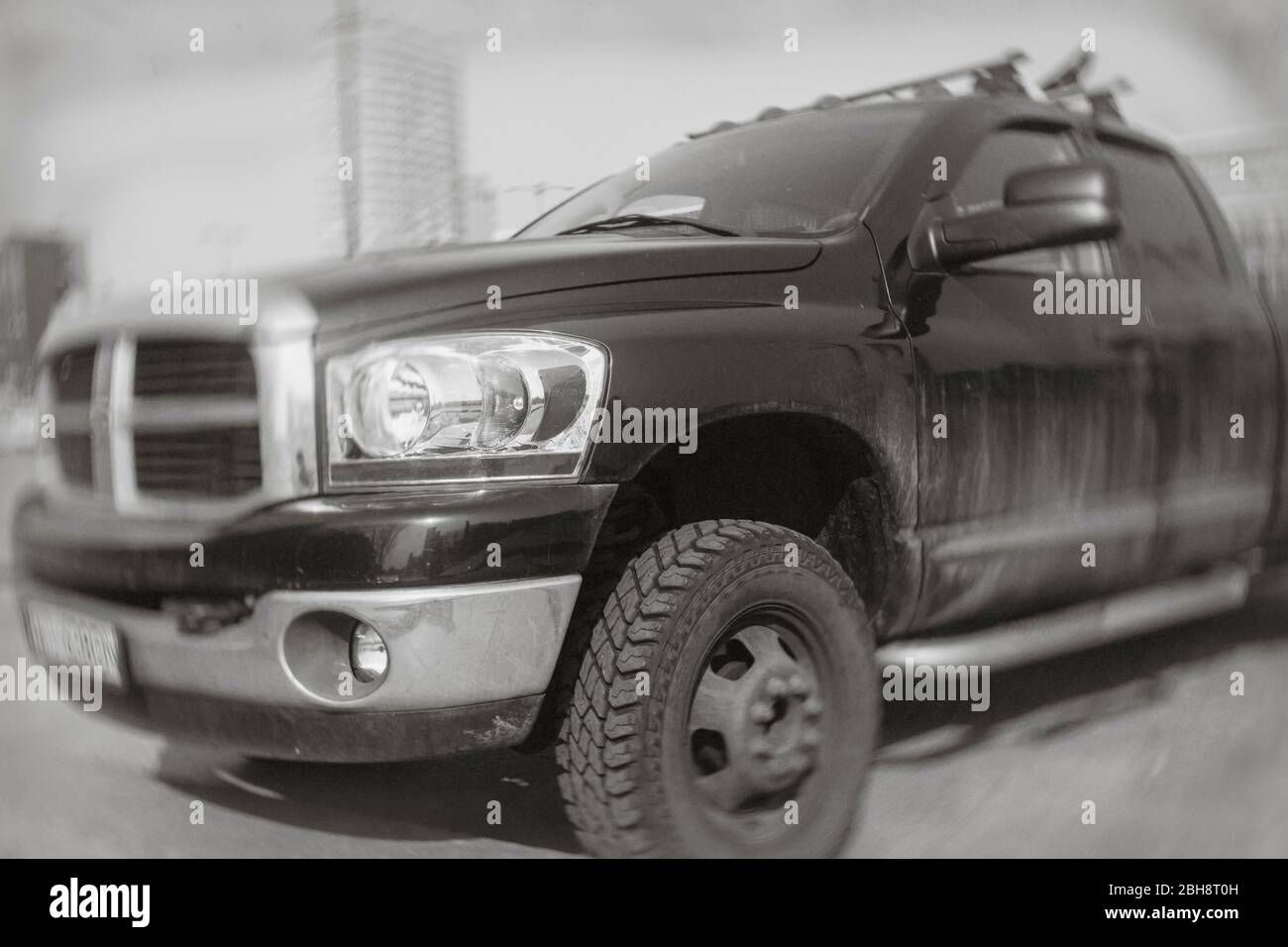 Warszawa, Polen, 25.04.2019: Vorne SUV, Rad, Federung, Fahrzeugflügel Nahaufnahme Stockfoto