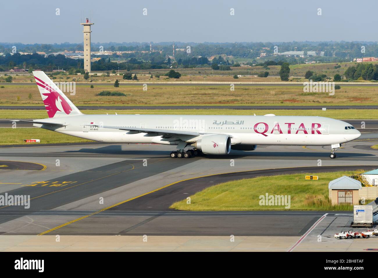 Qatar Airways Boeing 777 rollt. 777-300ER-Langstreckenflugzeuge, die als A7-BAC registriert sind. Stockfoto