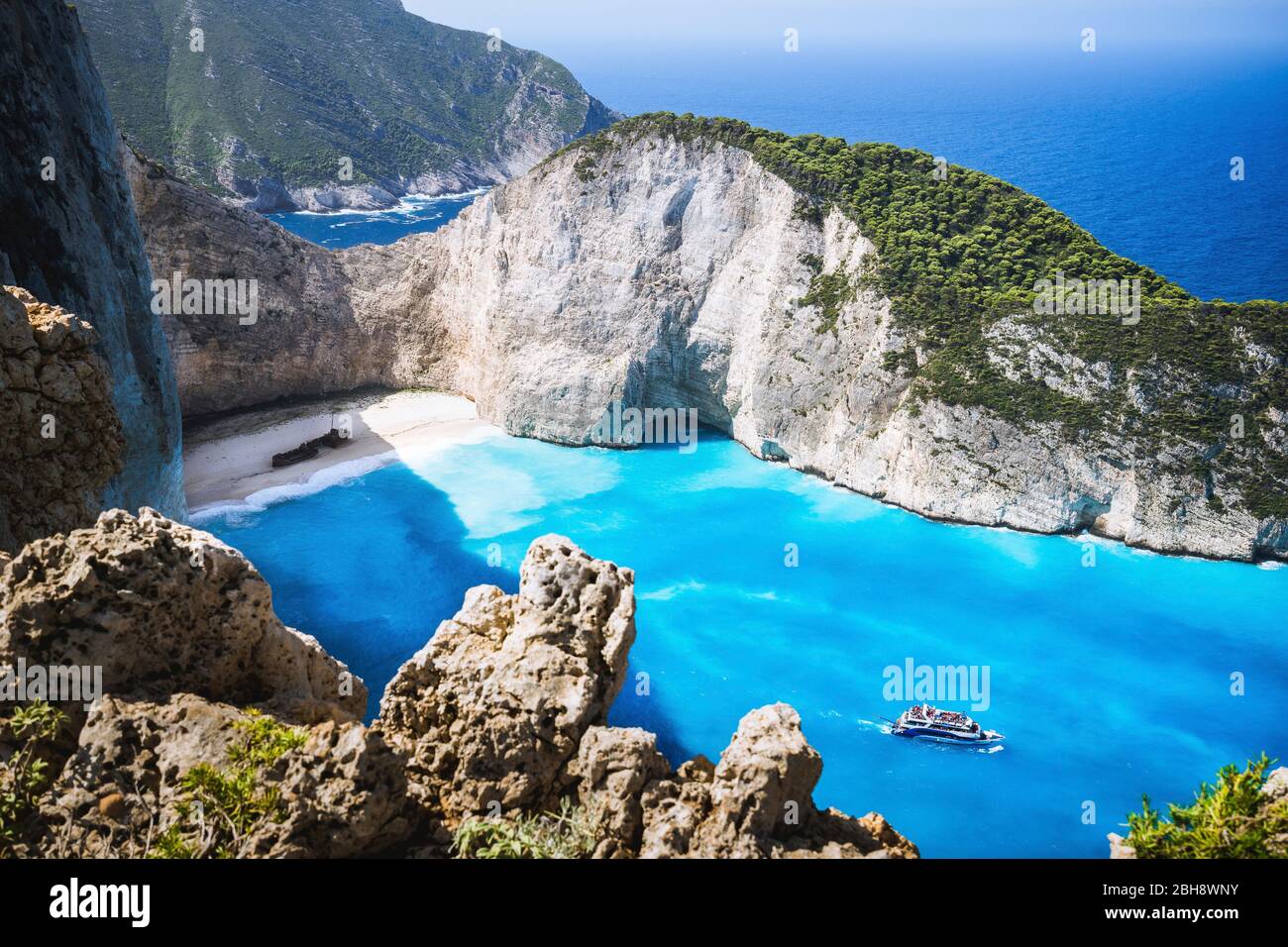 Navagio Beach oder Shipwreck Bay mit türkisfarbenem Wasser und weißem Kiesstrand. Berühmte Wahrzeichen Lage. Landschaft von Zakynthos Insel, Griechenland. Stockfoto