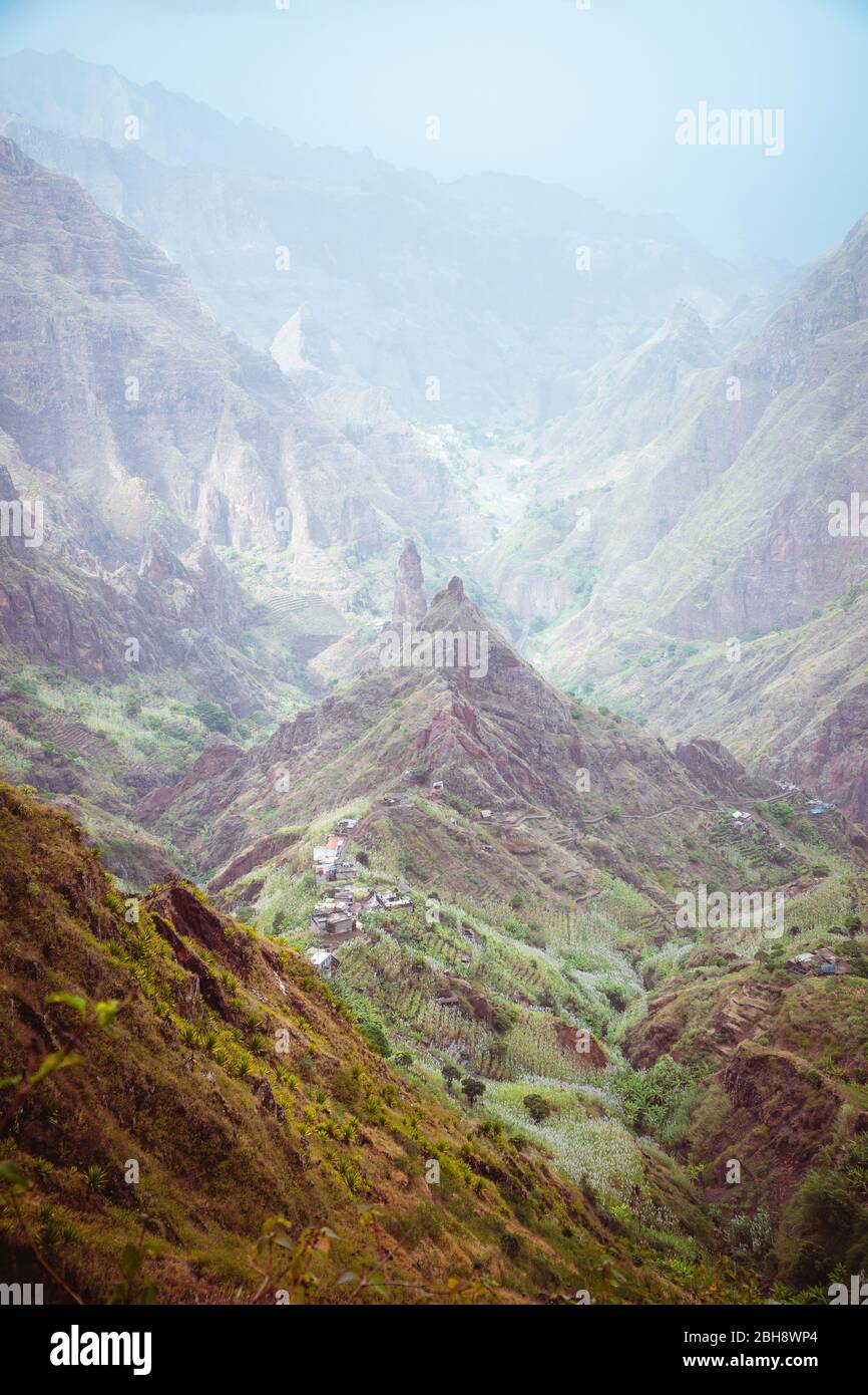 Traumhafte Atmosphäre im fruchtbaren Xo-xo Tal. Malerische Landschaft von blaugrünen Berghängen und Felsen. Santo Antao kap Verde. Stockfoto