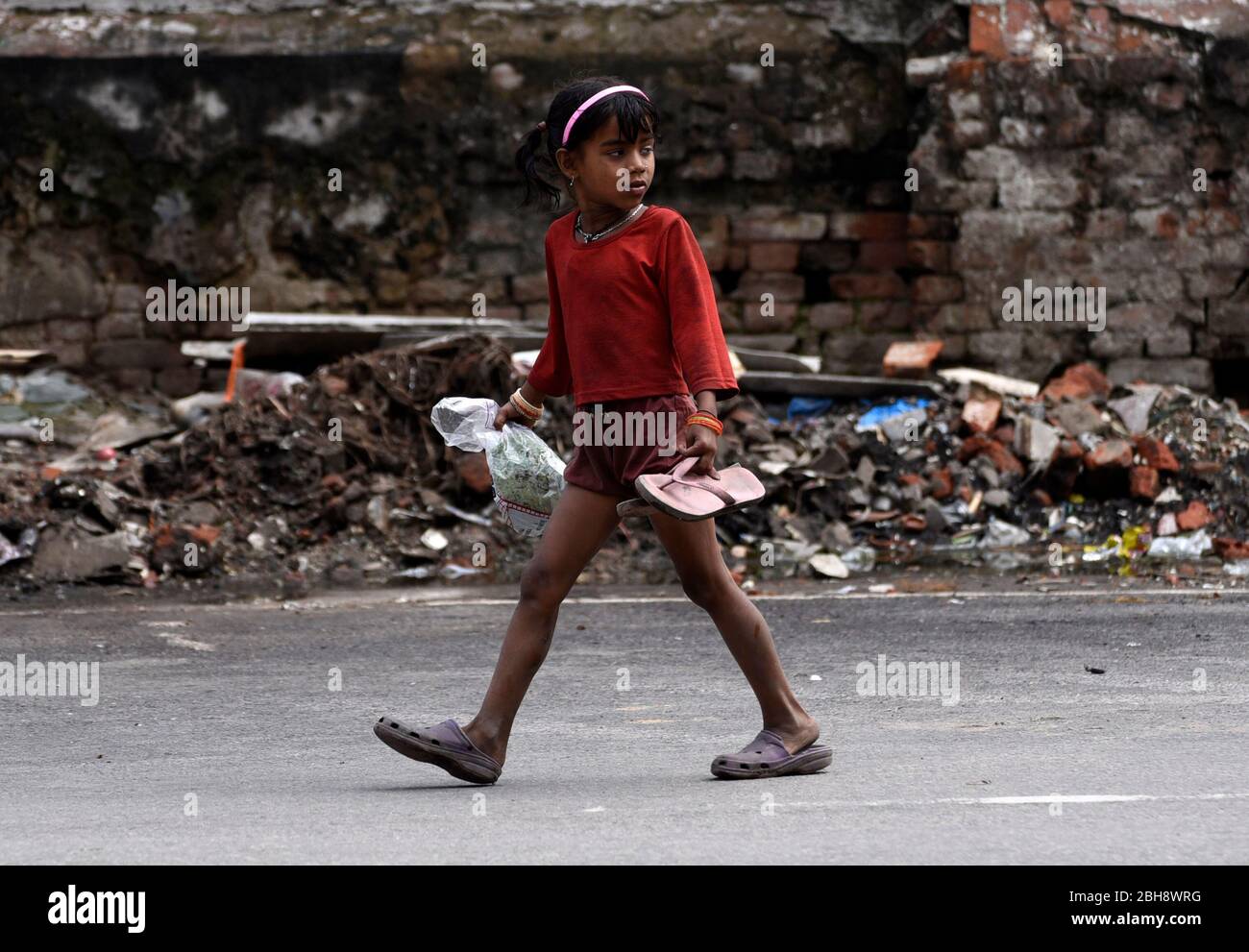 Guwahati, Assam, Indien. April 2020. Ein Mädchen, das während der landesweiten Sperre auf einer Straße geht, um die Ausbreitung des Coronavirus zu verhindern, in Guwahati. Kredit: David Talukdar/ZUMA Wire/Alamy Live News Stockfoto