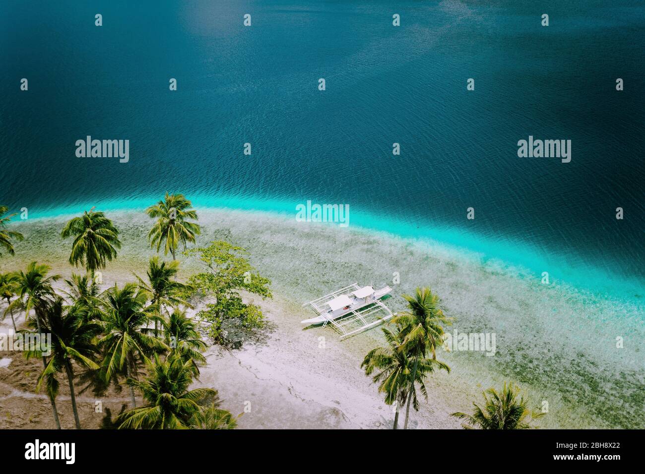 El Nido, Palawan, Philippinen. Luftaufnahme der touristischen Insel Hopping Boote am tropischen Ipil Strand auf Pinagbuyutan Island. Stockfoto