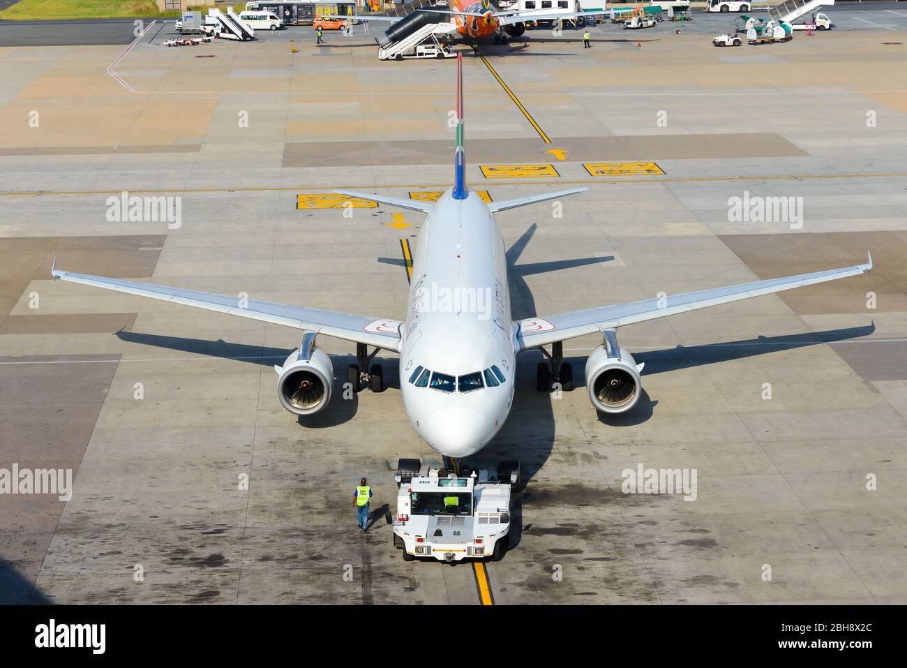 South African Airways Airbus A320 beim Rückschieben mit einem Schlepper am O R Tambo International Airport in Johannesburg. ZS-SZE. Frontalansicht. Stockfoto