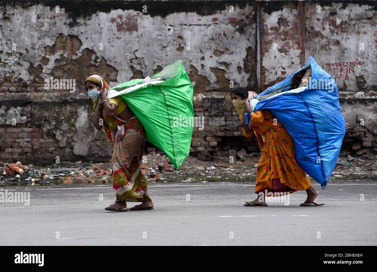 Guwahati, Assam, Indien. April 2020. Frauen tragen Gesichtsmaske, während der landesweiten Sperre, um die Ausbreitung des Coronavirus zu verhindern, in Guwahati. Kredit: David Talukdar/ZUMA Wire/Alamy Live News Stockfoto