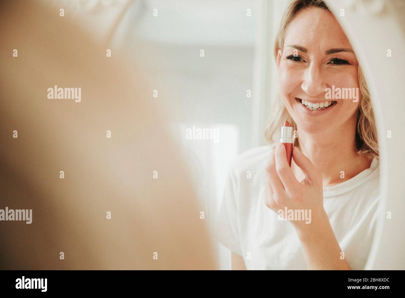 Junge Schminkt Sich Zur Frau Schminke sich -Fotos und -Bildmaterial in hoher Auflösung – Alamy