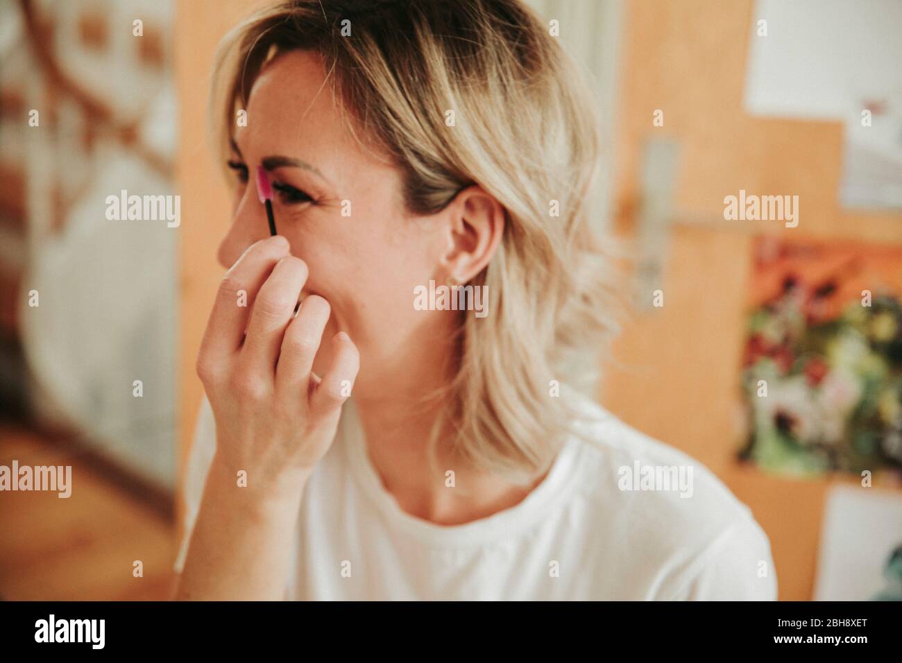 Junge Schminkt Sich Zur Frau Schminke sich -Fotos und -Bildmaterial in hoher Auflösung – Alamy