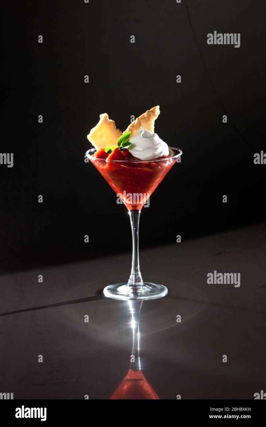 Köstliches frisches Erdbeer Smoothy Dessert in Martini-Glas Stockfoto