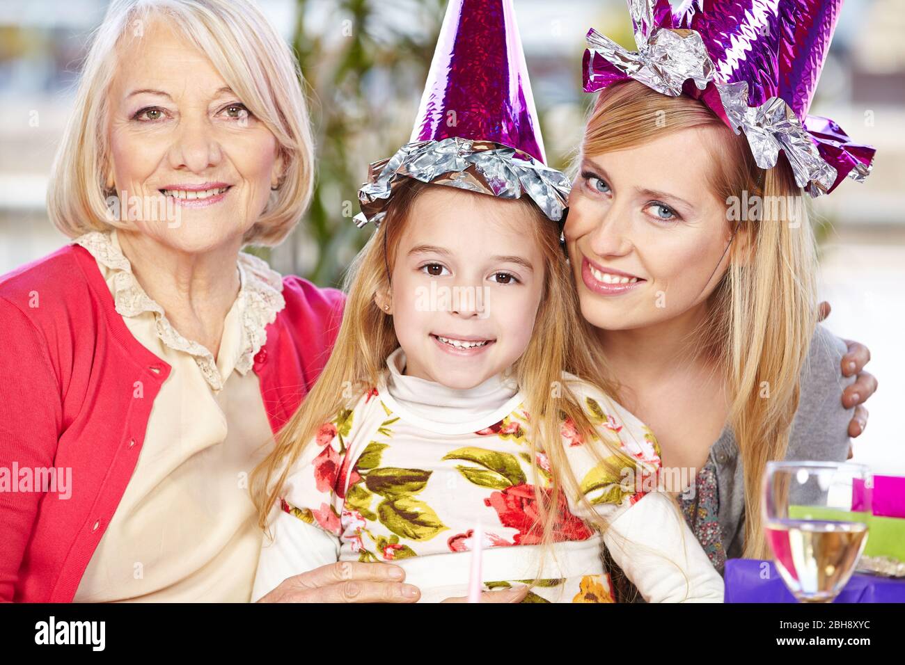 Mutter, Tochter und Oma feiern ihren Geburtstag gemeinsam Stockfoto