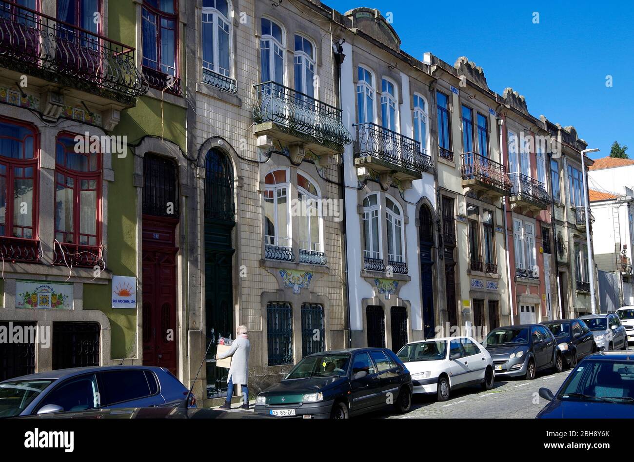 Ende des 19./Anfang des 20. Jahrhunderts Jugendstilhäuser für den aufkeimenden Mittelstand in Porto, Portugal, geschwungen Balkone und Fensteröffnungen & Holzarbeiten. Stockfoto