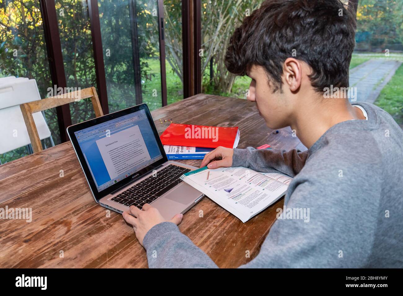 Ferrara, Italien. 18 März 2020. Ein Student studiert und hat eine Online-Schulstunde über das Internet wegen Coronavirus-Epidemie in Ferrara, Italien. Credi Stockfoto