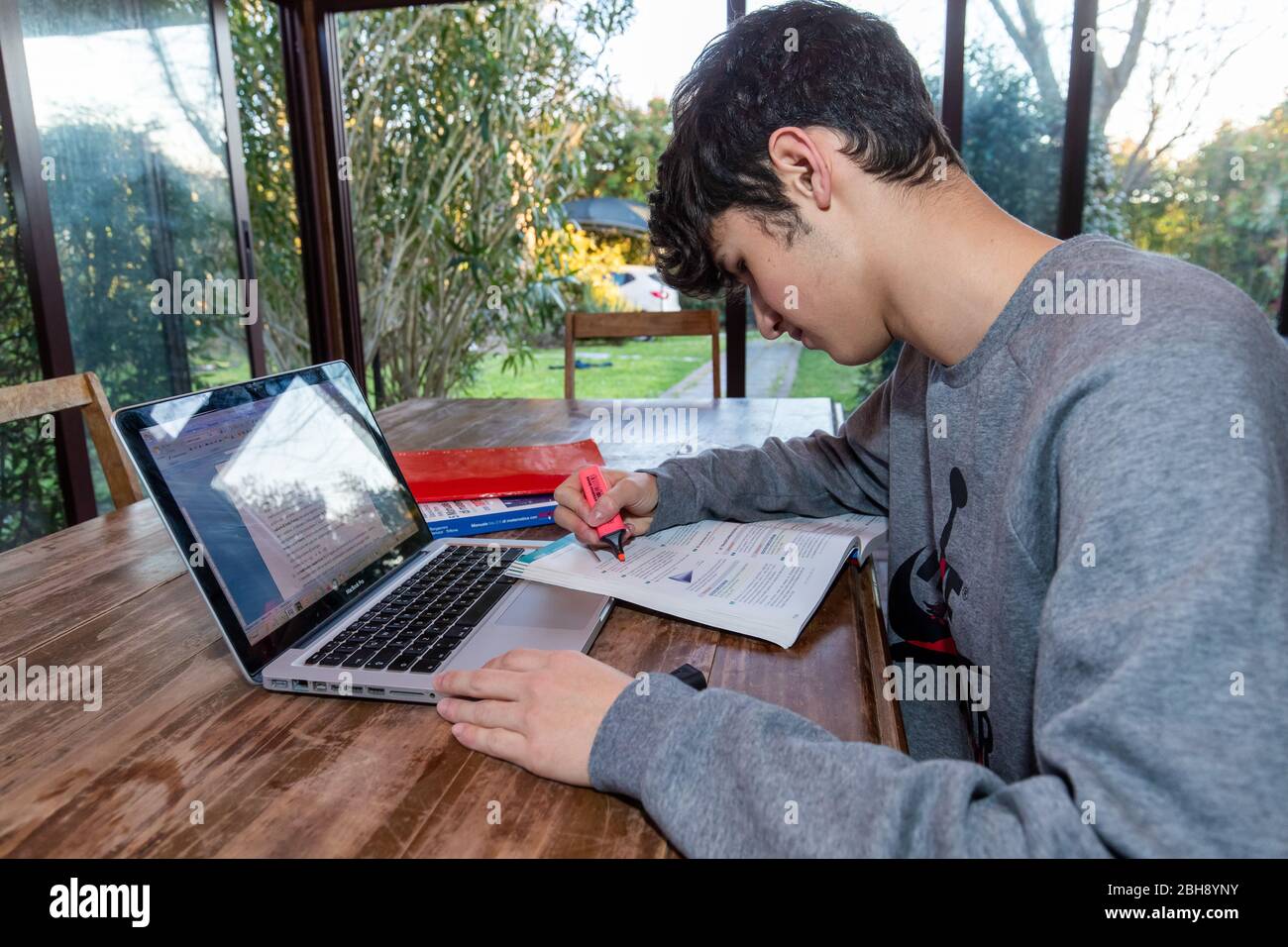Ferrara, Italien. 18 März 2020. Ein Student studiert und hat eine Online-Schulstunde über das Internet wegen Coronavirus-Epidemie in Ferrara, Italien. Credi Stockfoto