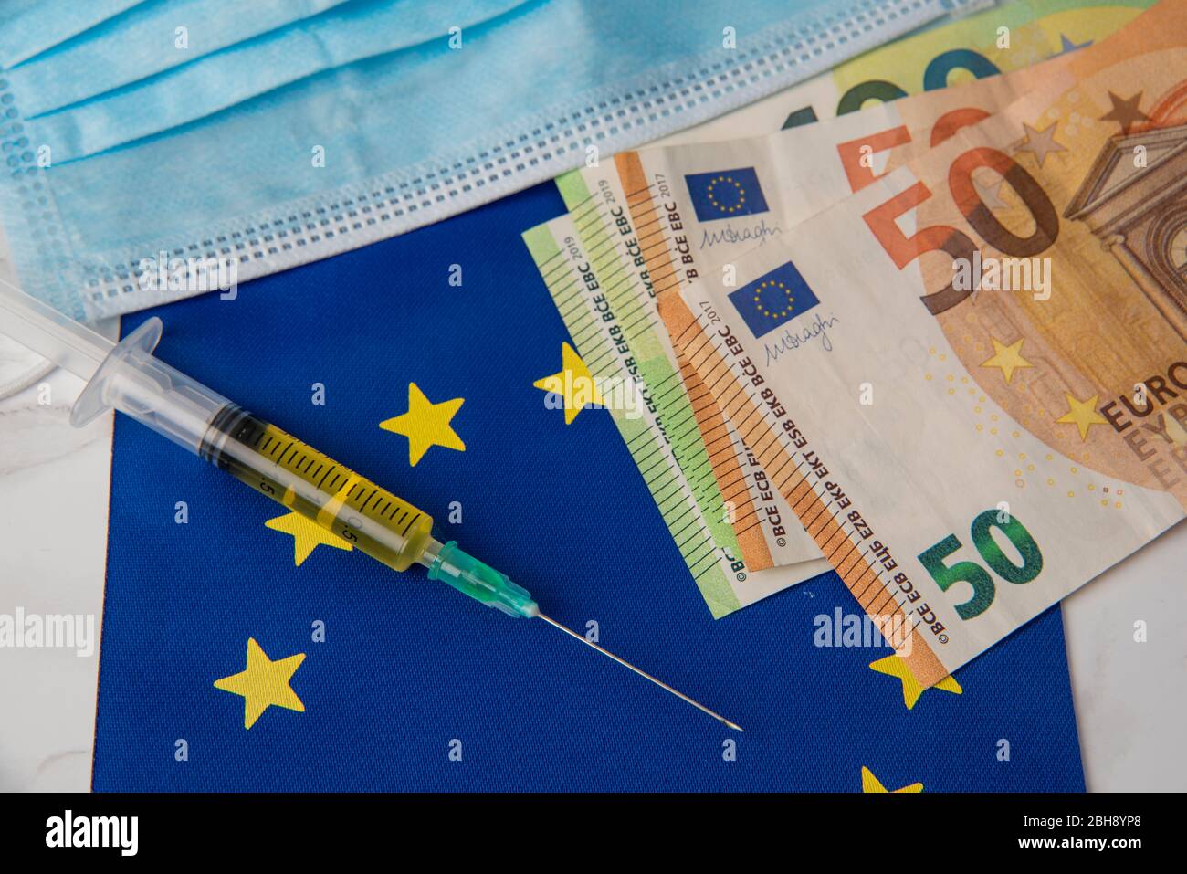 Spritze und Euro-Banknoten auf der flagge der europäischen Union Stockfoto