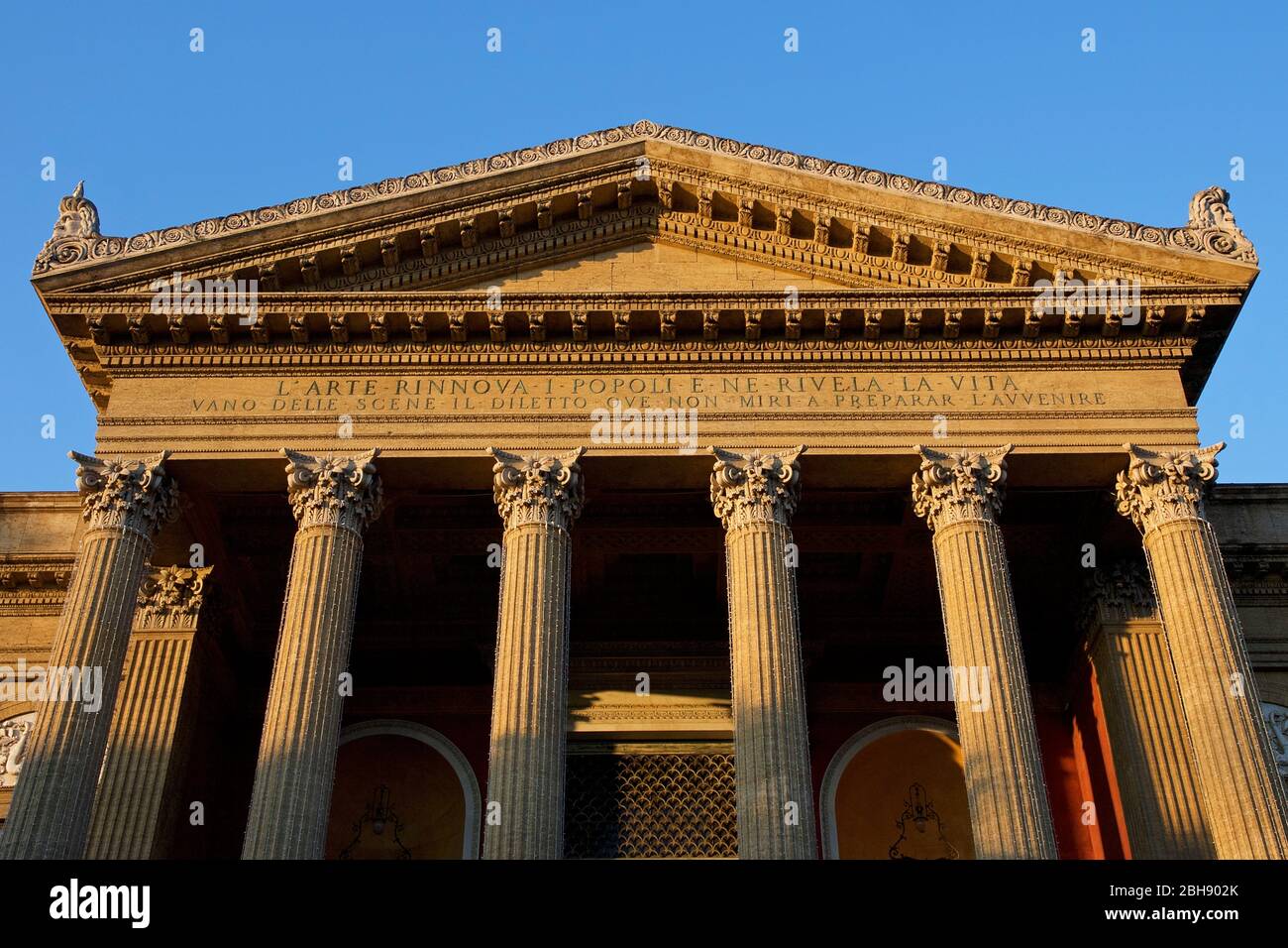 Teatro Massimo, Palermo, Altstadt, Haupteingang, Portikus, Sechs Korinthische Säulen Stockfoto
