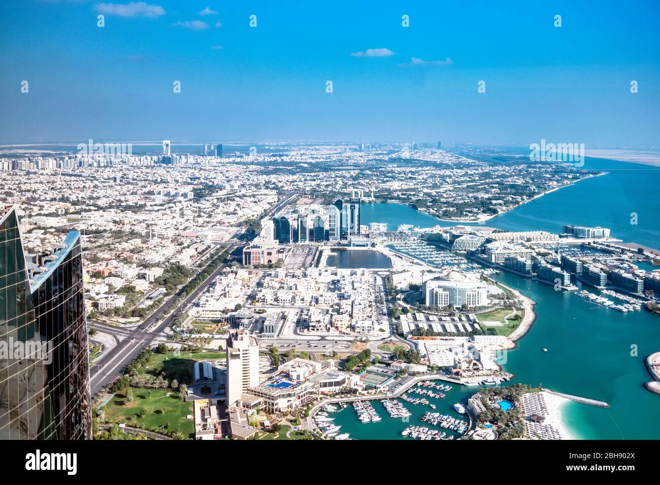 Blick von der Aussichtsplattform des Jumeirah at Etihad Towers auf Abu Dhabis modernes Zentrum und Hafenanlagen Stockfoto