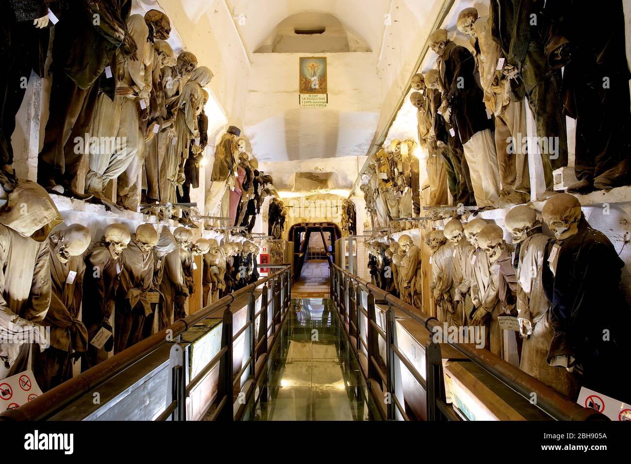 Palermo, Altstadt, Kapuzinerkloster, Grab, Mumien, Korridor voller hängender und bekleideter Mumien in zwei Etagen Stockfoto