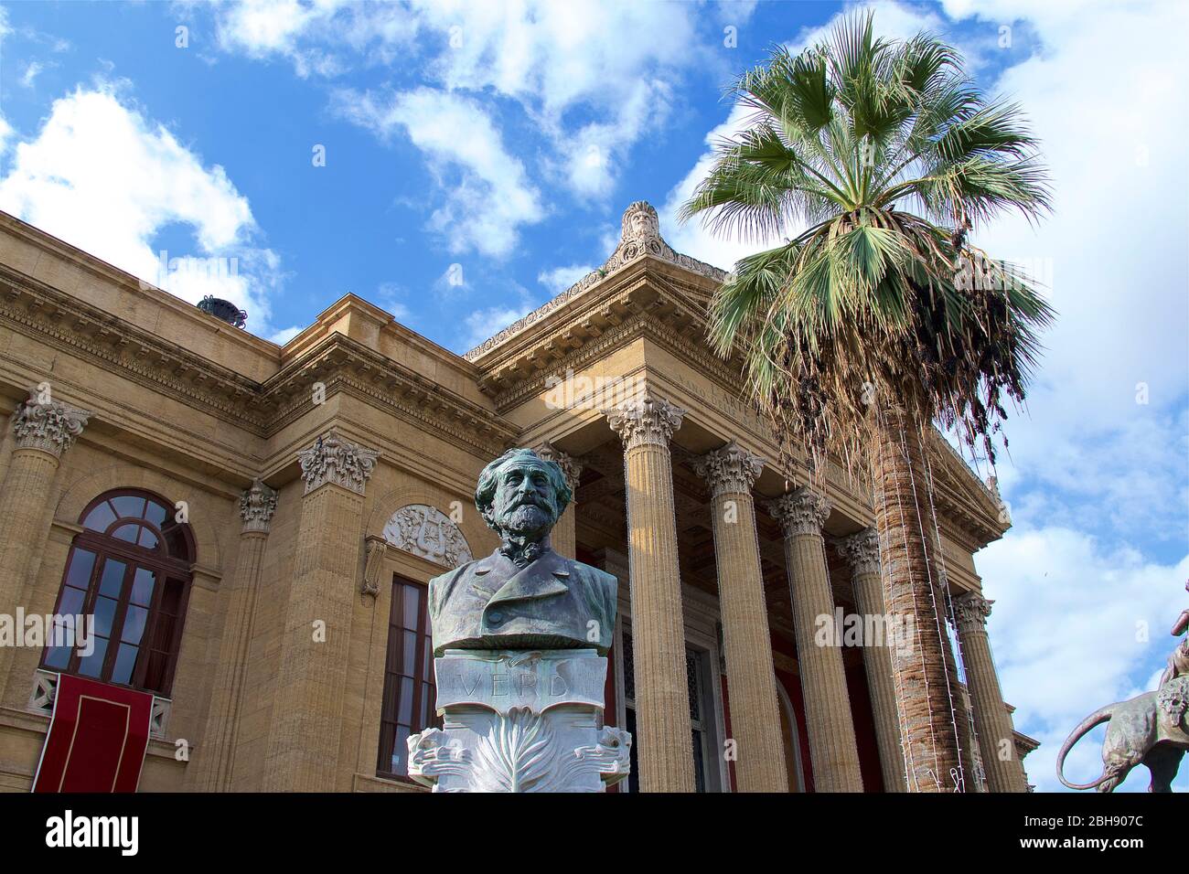 Palermo, Altstadt, Teatro Massimo, Haupteingang, Portikus, korinthische Säulen, Büste, Guiseppe Verdi, Palme Stockfoto