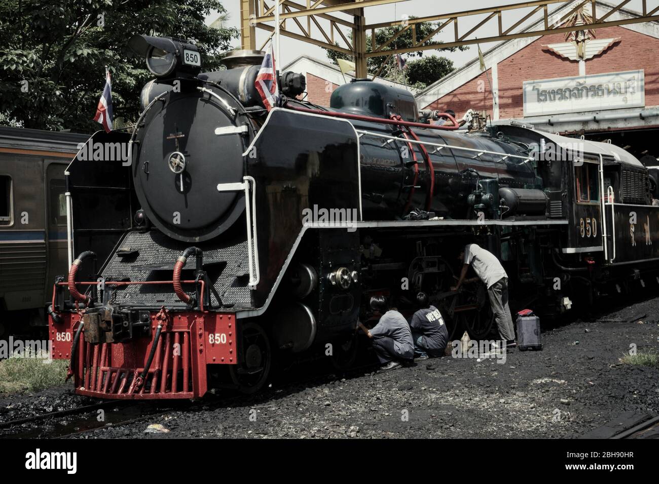 Dampflokomotive Pacific im Bahnbetriebswerk Thonburi wird inspiziert Stockfoto