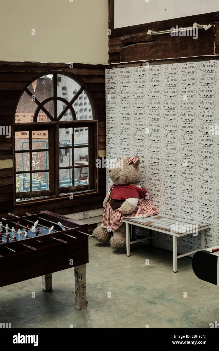 Bangkok Restaurant mit Kickertisch und großem Teddybär Stockfoto