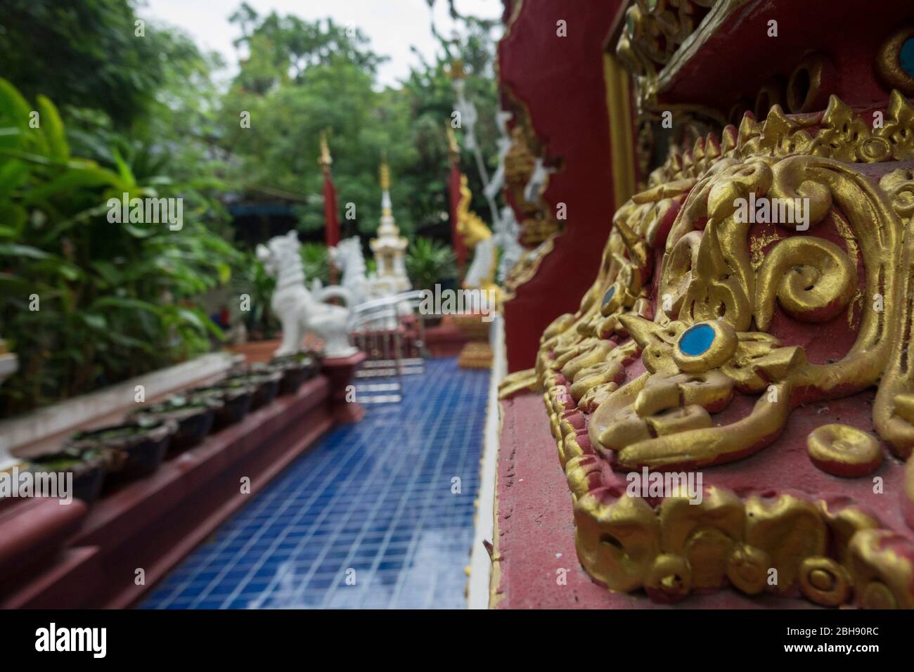 Tempelhof mit buddhistischen Ornamenten und Wasserbecken Stockfoto