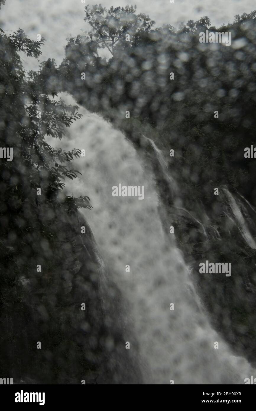 Wasserfall im Regen Stockfoto