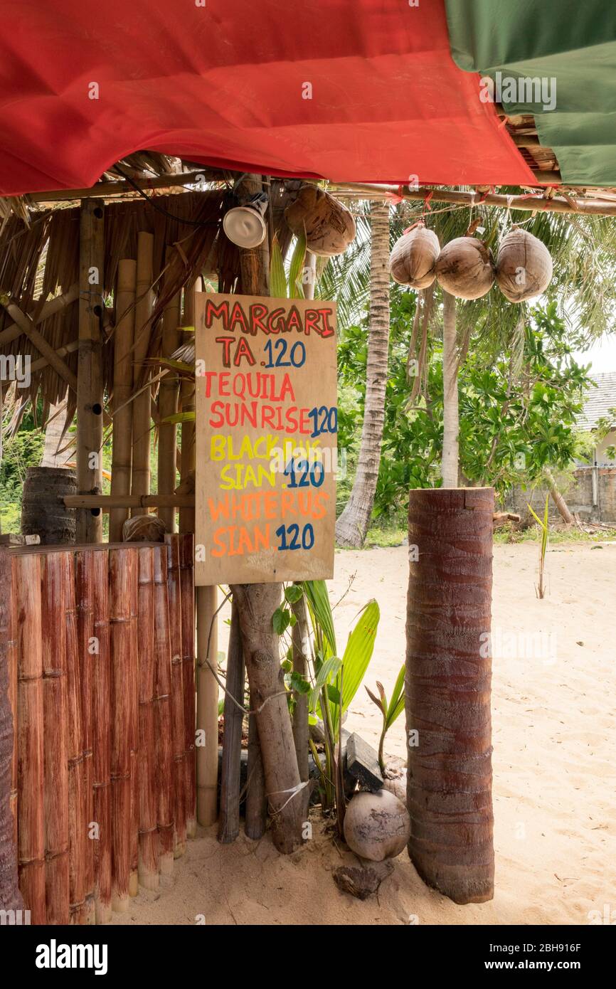 Kleines, einfaches Strandrestaurant mit farbenfroher Getränkekarte Stockfoto