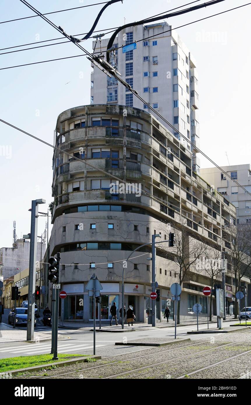 Portugiesisches Rotes Kreuz (Cruz Vermelha), Herberge & Shop und andere soziale Dienste, in Porto, Portugal, unglaublich hässlich Gebäude im Brutalismus-Stil, verschimmelt, Stockfoto