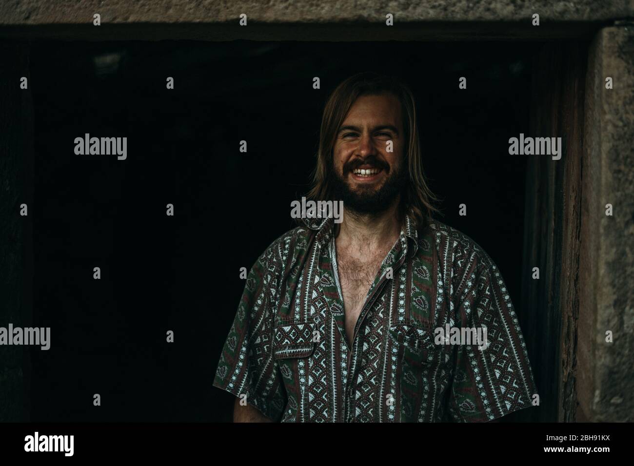 Porträt des jungen Mannes mit Bart an der Tür des Bauernhauses Stockfoto