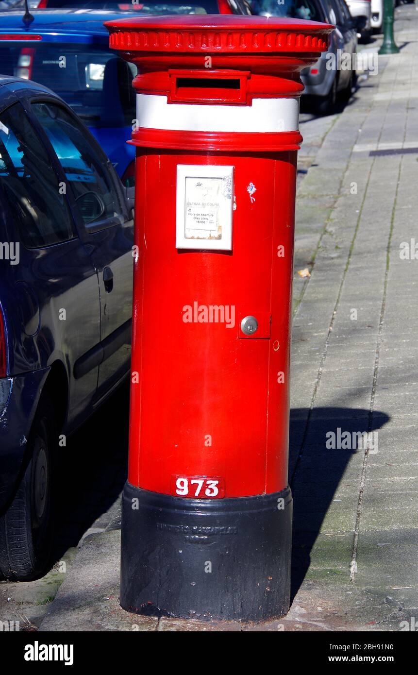 Roter Säulenkasten, nach dem Typ B in Großbritannien in einer Wohnstraße in Porto, Portugal Stockfoto