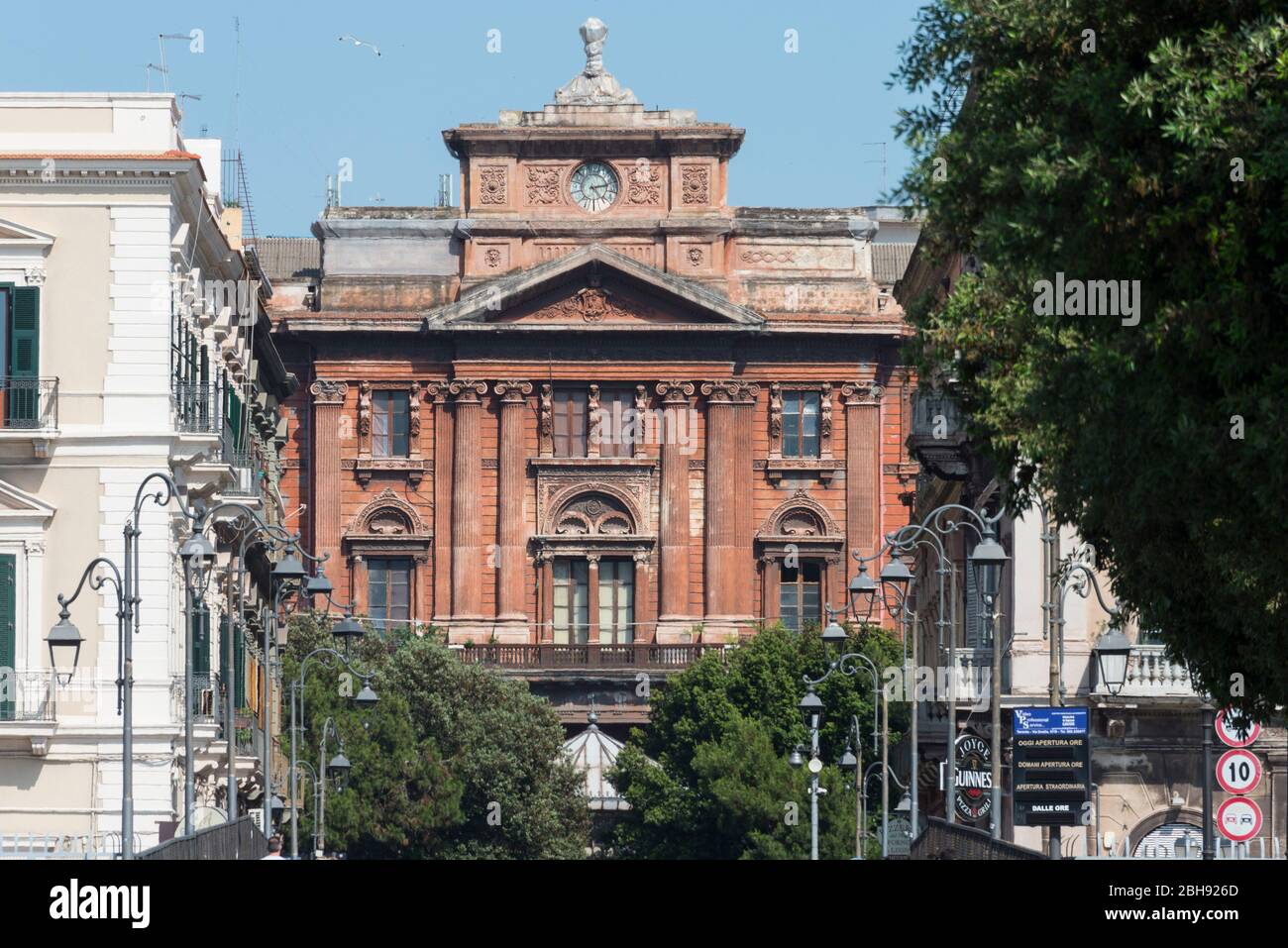 Italien, Mezzogiorno, Apulien / Apulien, Halbinsel Salento, Taranto / Taranto, Stadt der zwei Meere, Altstadt, Palazzo degli Uffici Stockfoto