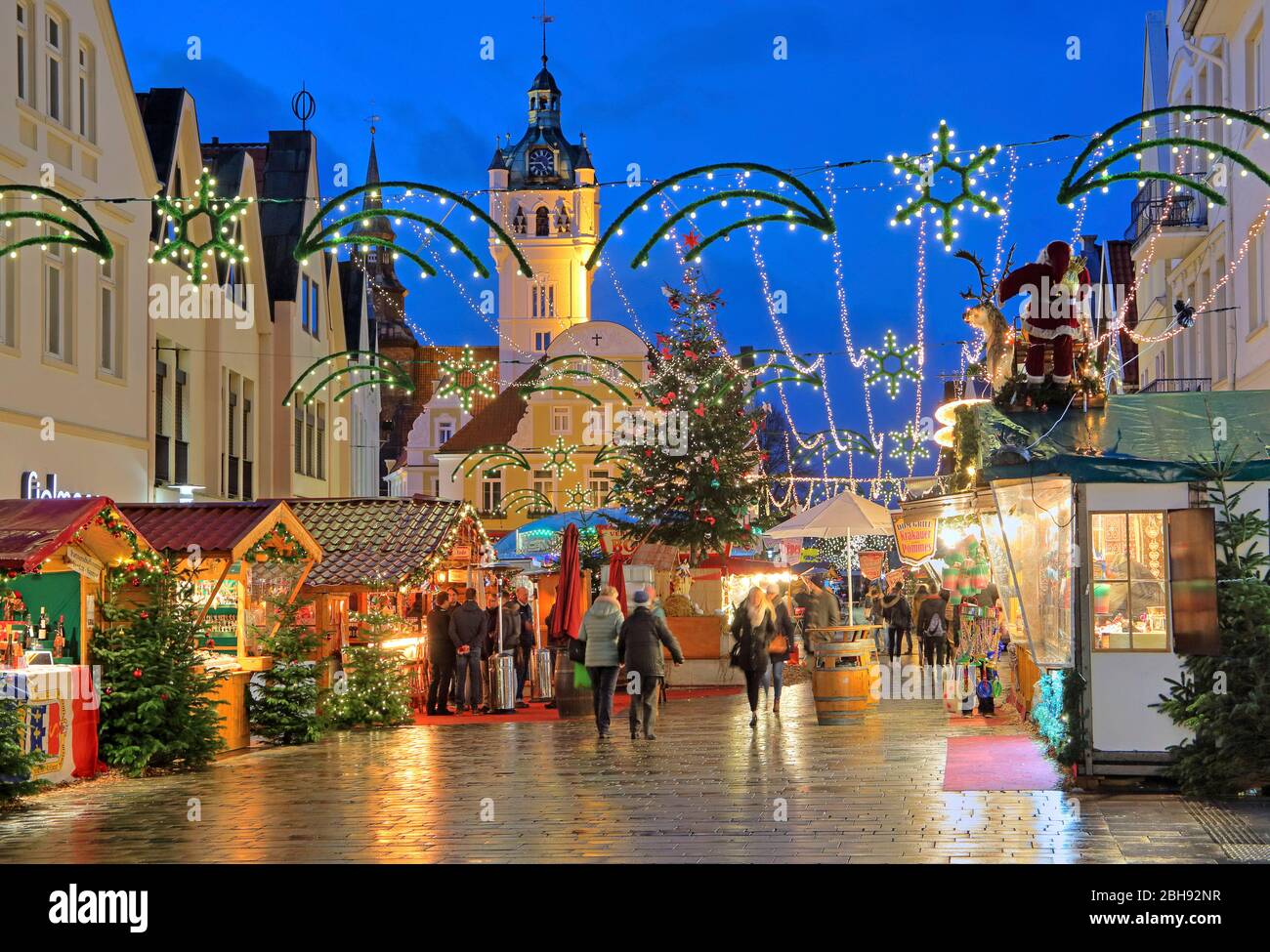 Weihnachtsmarkt am Marktplatz mit Rathaus, Reithalle Verden (aller 