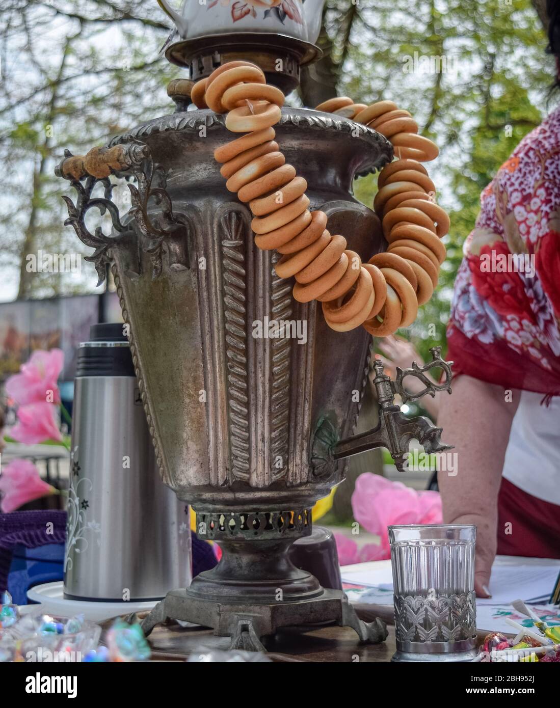 Ein Samowar mit Bagels auf dem Tisch. Volksfest. Stockfoto