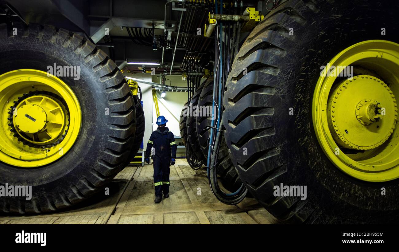 Wandern an Reifen unter Bohrgerät in Alaska Stockfotografie - Alamy