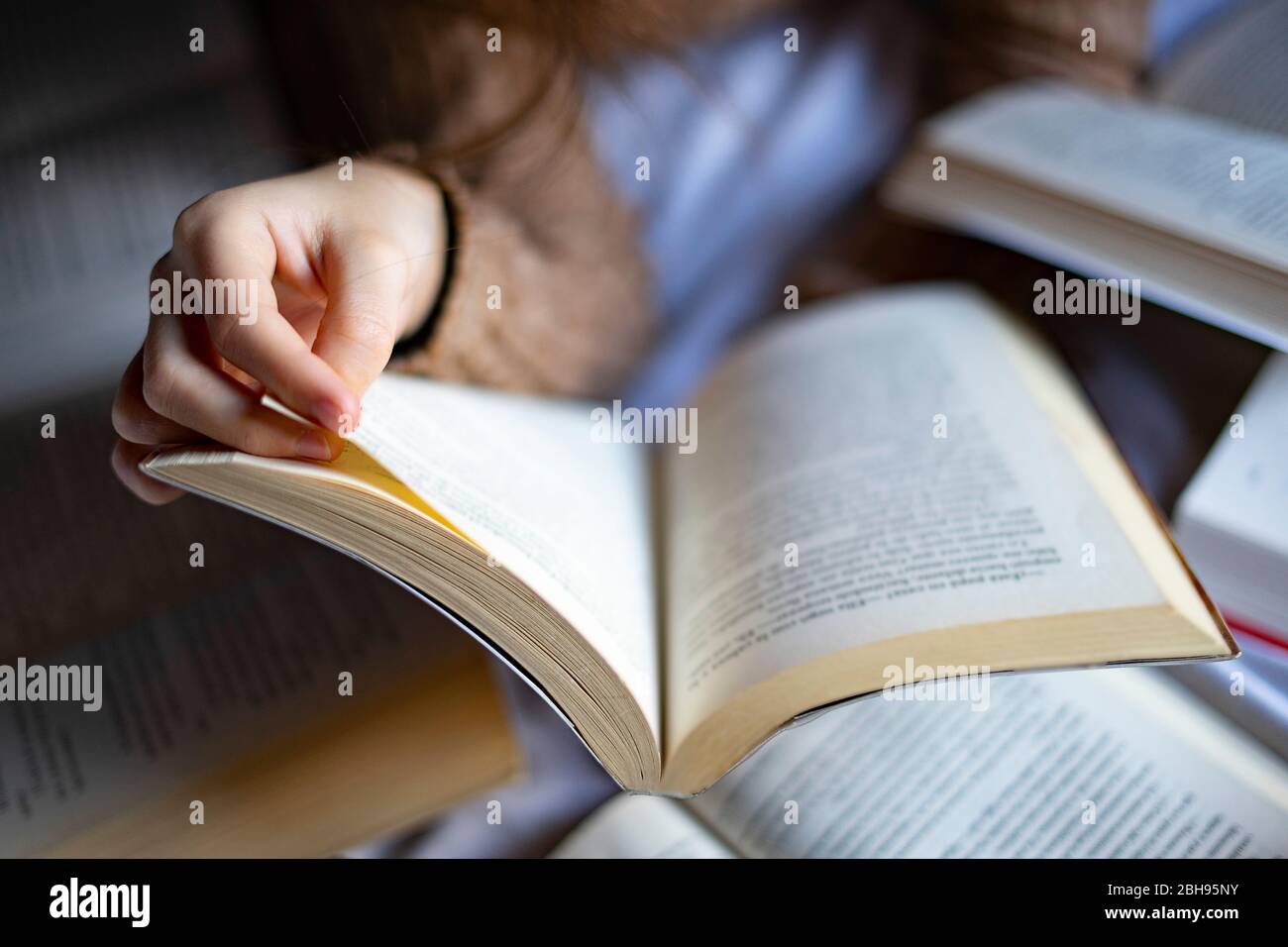 Leser, der die Seite eines Buches umdreht. Stockfoto
