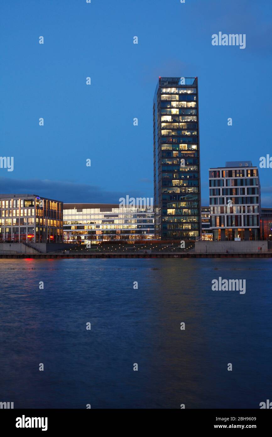 Bürogebäude mit Weser-Turm in der Bremer Überseestadt in der Dämmerung, Bremen, Deutschland Stockfoto