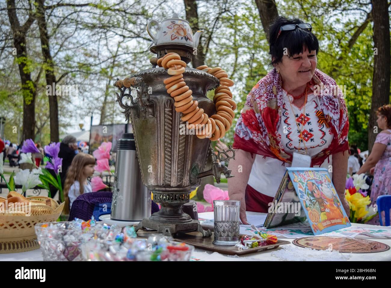 Krasnodar, Russland - 1. Mai 2019: Ein Samowar mit Bagels auf dem Tisch. Volksfest. Stockfoto