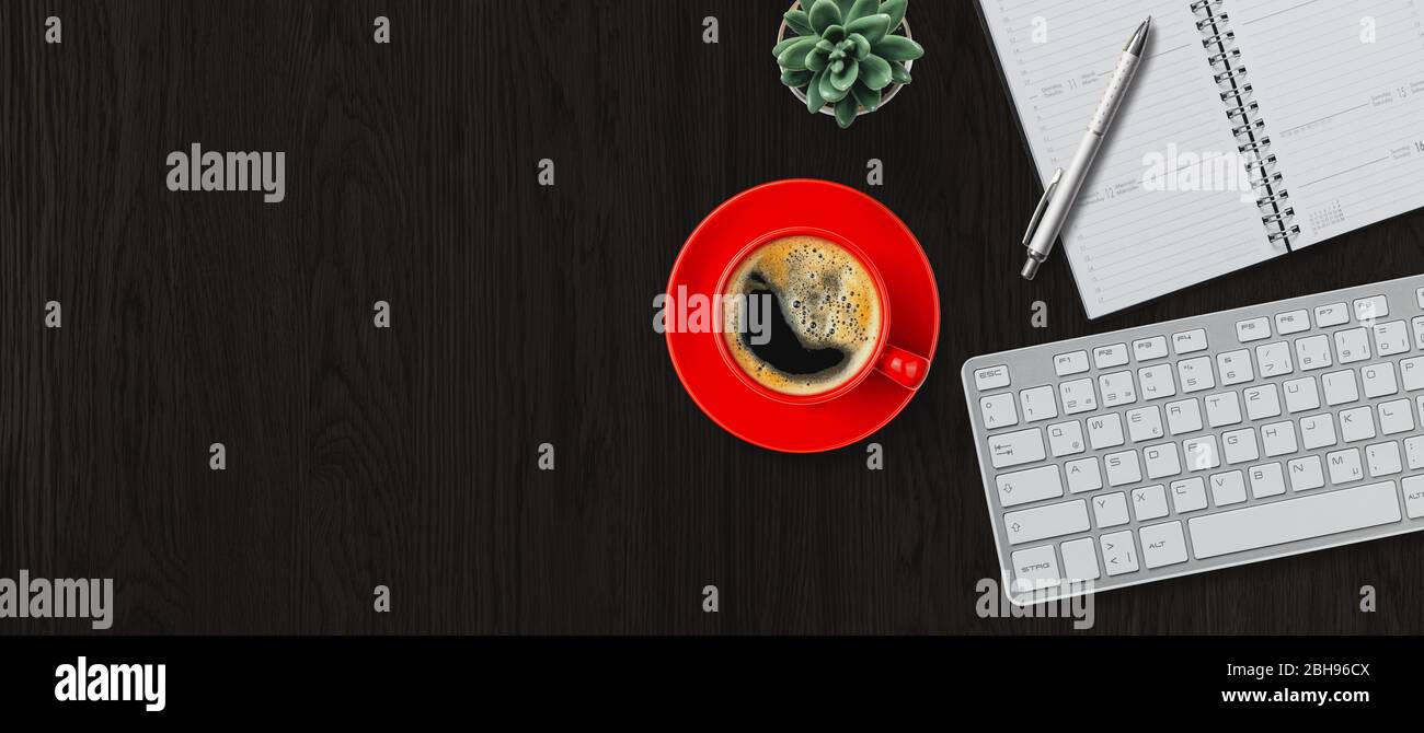 Ansicht von oben eines Arbeitsplatzes mit Kopierfläche auf der linken Seite Stockfoto