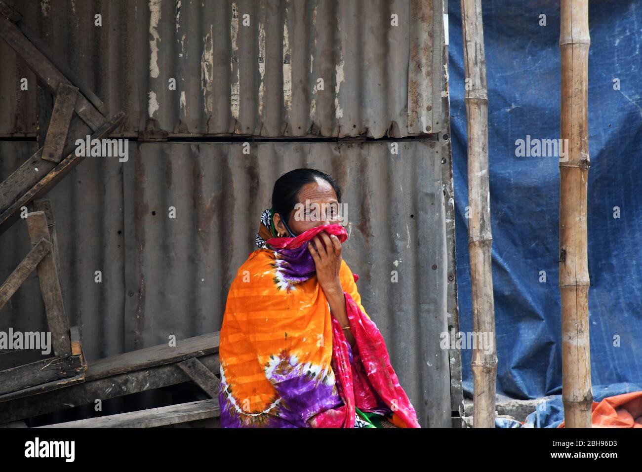 Eine Verwandte aus Bangladesch, die von einem Opfer getötet wurde, das in dem Gebäudeeinsturz des Rana Plaza getötet wurde, reagiert, als sie und andere den siebenjährigen Jahrestag der Katastrophe in T begehen Stockfoto