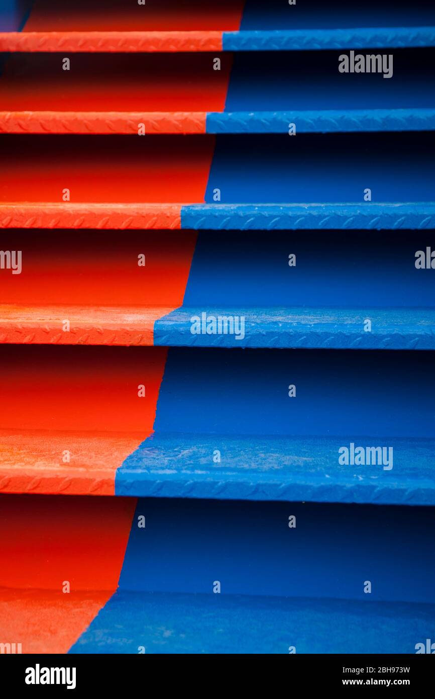 Helle Metalltreppe auf einer Fähre, farbiger Kontrast rot blau, Blick die Treppe hinunter Stockfoto