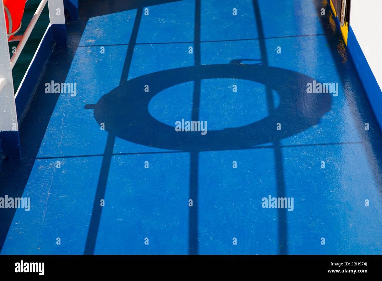 Schatten der Rettungsring auf dem blauen Boden einer Fähre Stockfoto
