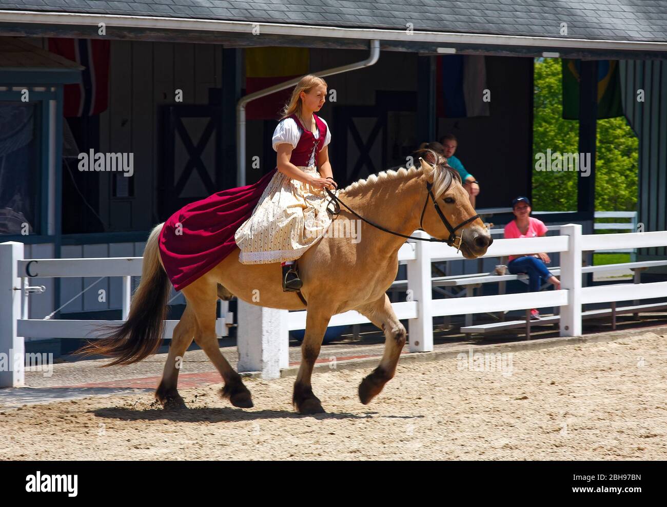 Pferdeshow, weißer Pferd, Beine bewegen, Reiter in Volkskleid, kastanienbraun, Creme, Leistung, Unterhaltung, Tier, Geschicklichkeit, Kentucky Horse Park, USA, Lexing Stockfoto
